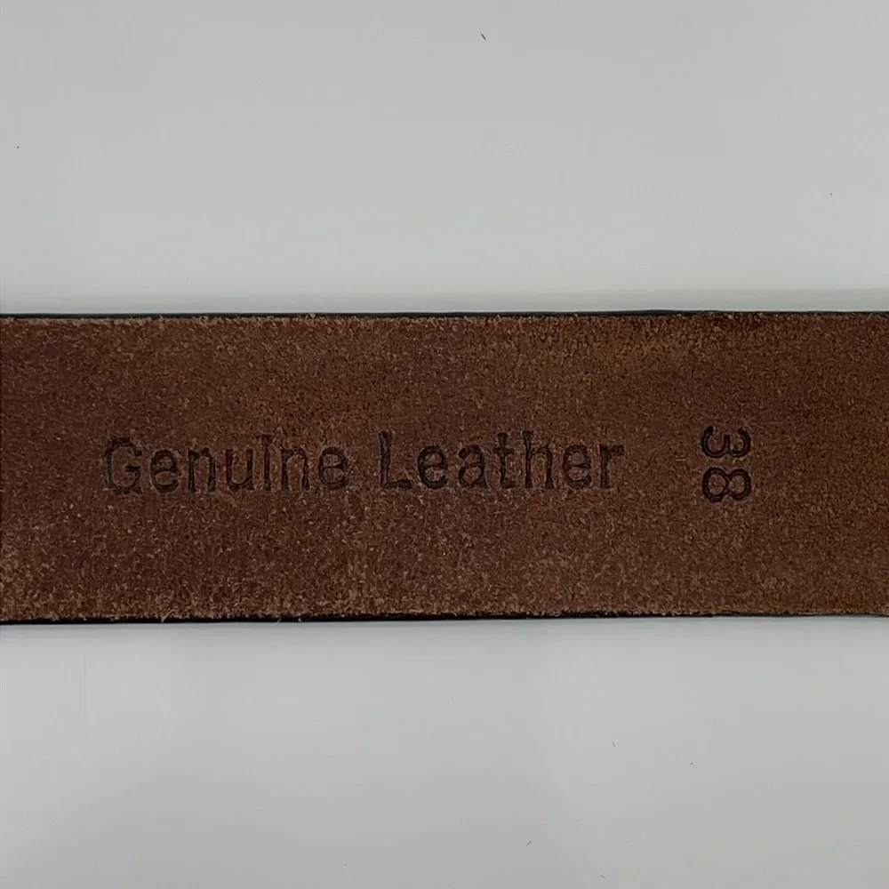 Timberland‎ men’s Size 38 light brown leather belt. Matte silver colored buckle.